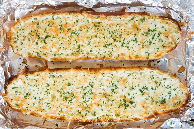 How To Make Delicious Cheesy Garlic Bread At Home